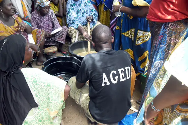 Photo d'un homme avec un t-shirt AGED en plein travail manuel